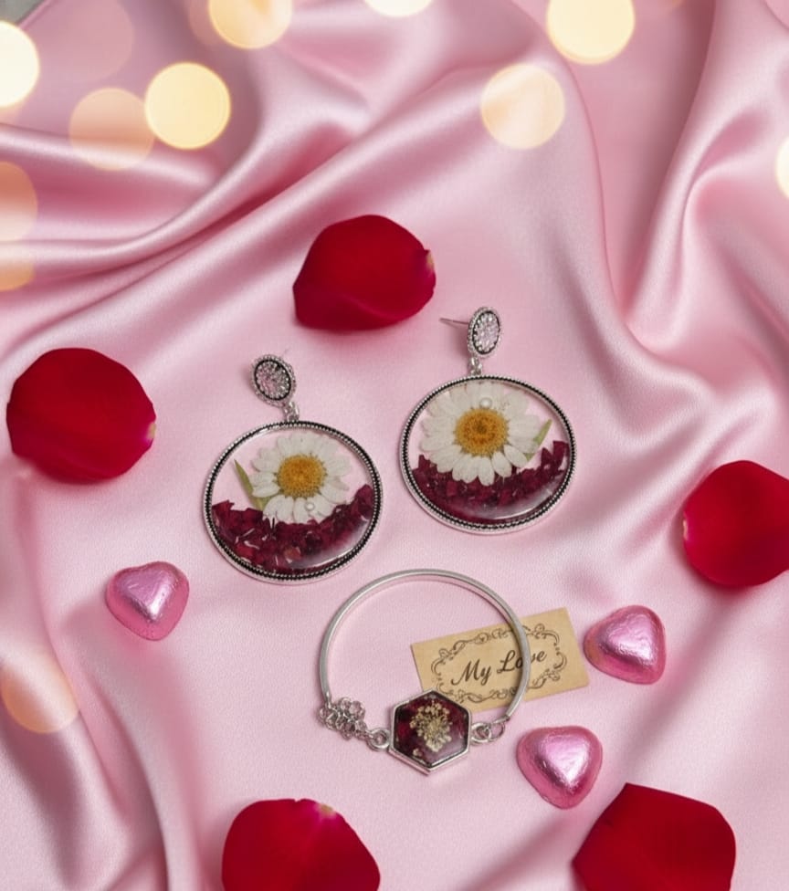 Daisy Love Whisper – Handmade Resin Earrings & Adjustable Bracelet Set