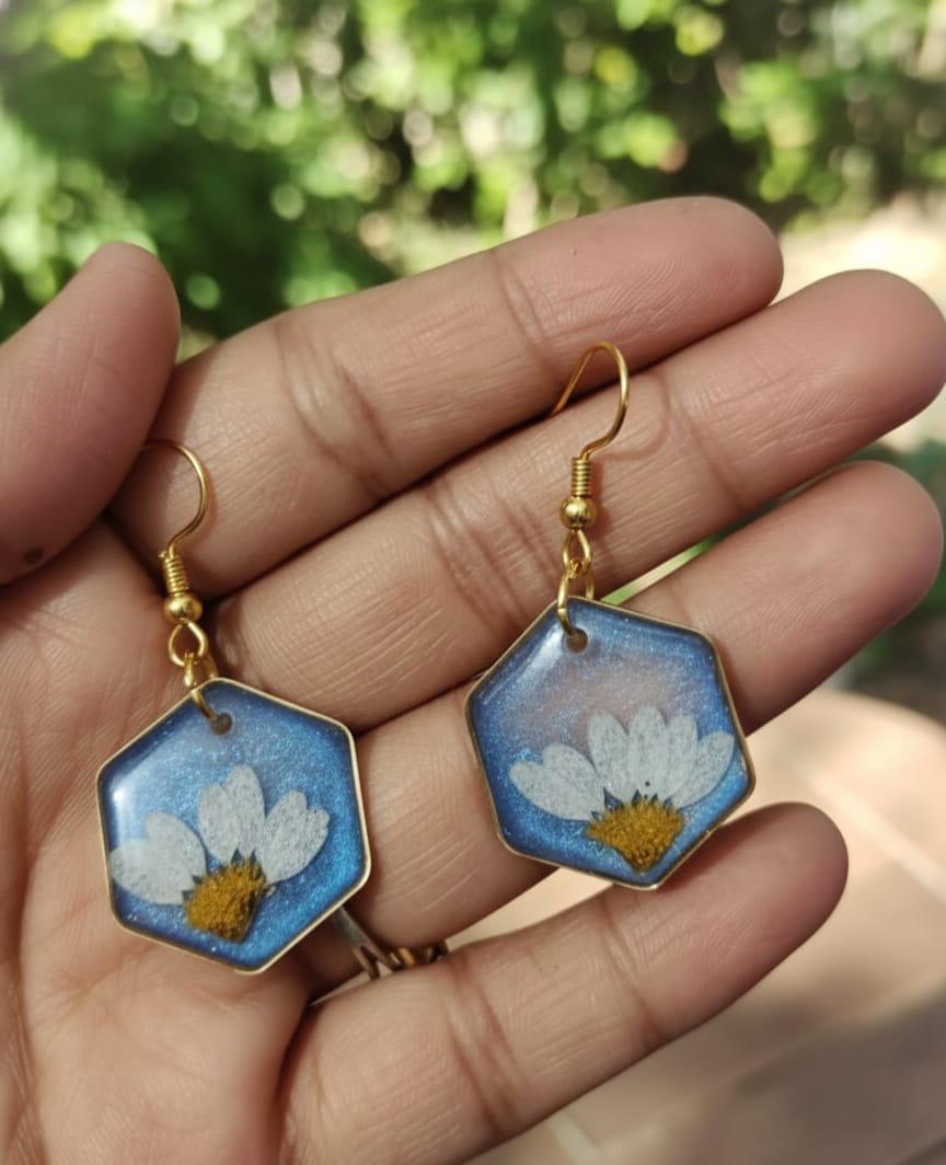 Daisy Sky Bloom – Handmade Real Flower Resin Hexagon Earrings